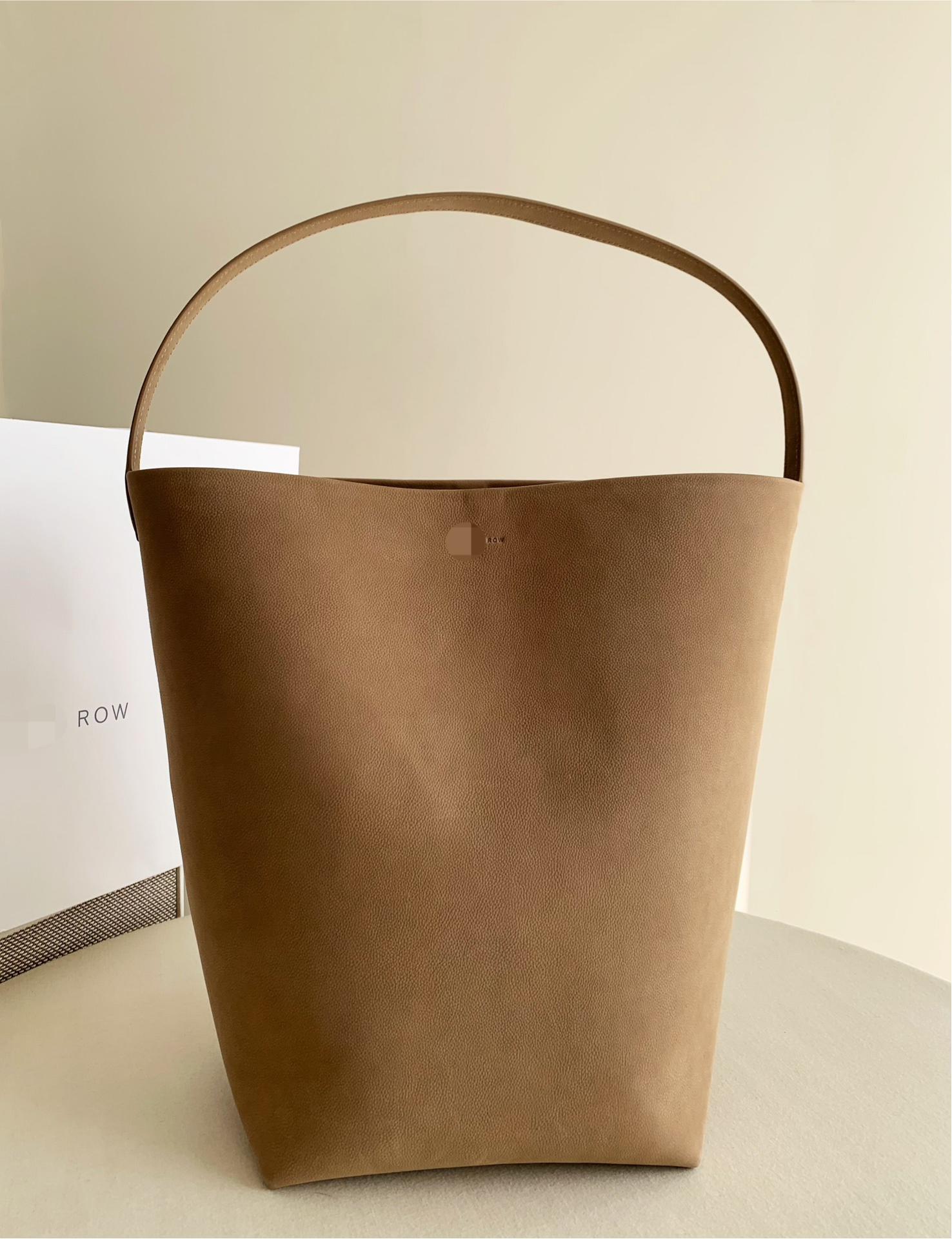 Row Park Tote 大號 Nubuck 凍土色 水桶包