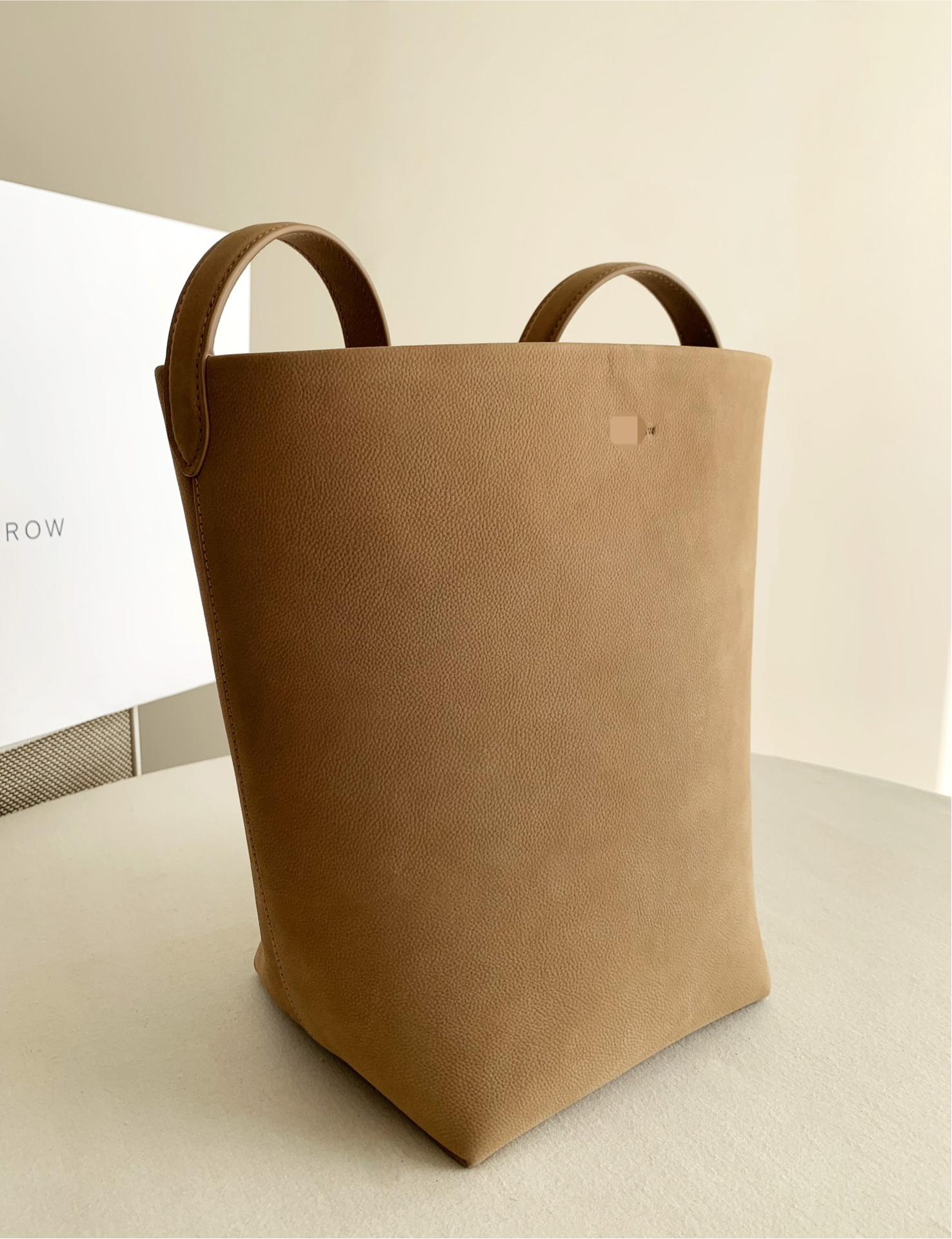 Row Park Tote 中號 Nubuck 凍土色 水桶包