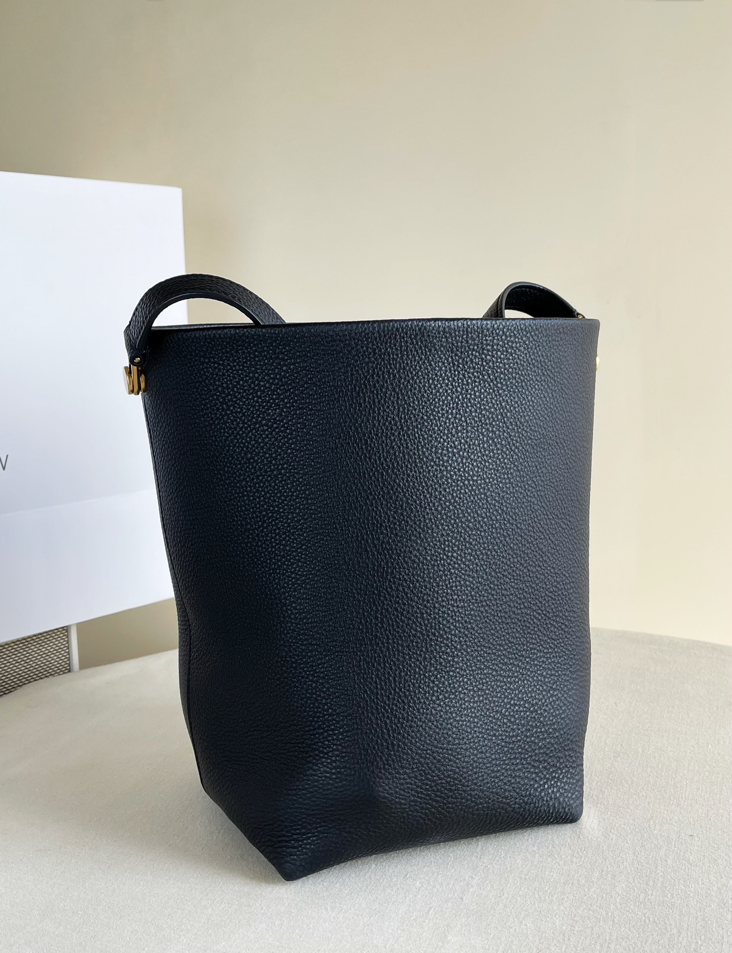 Row Park Tote 中號 金屬金扣 黑色 水桶包