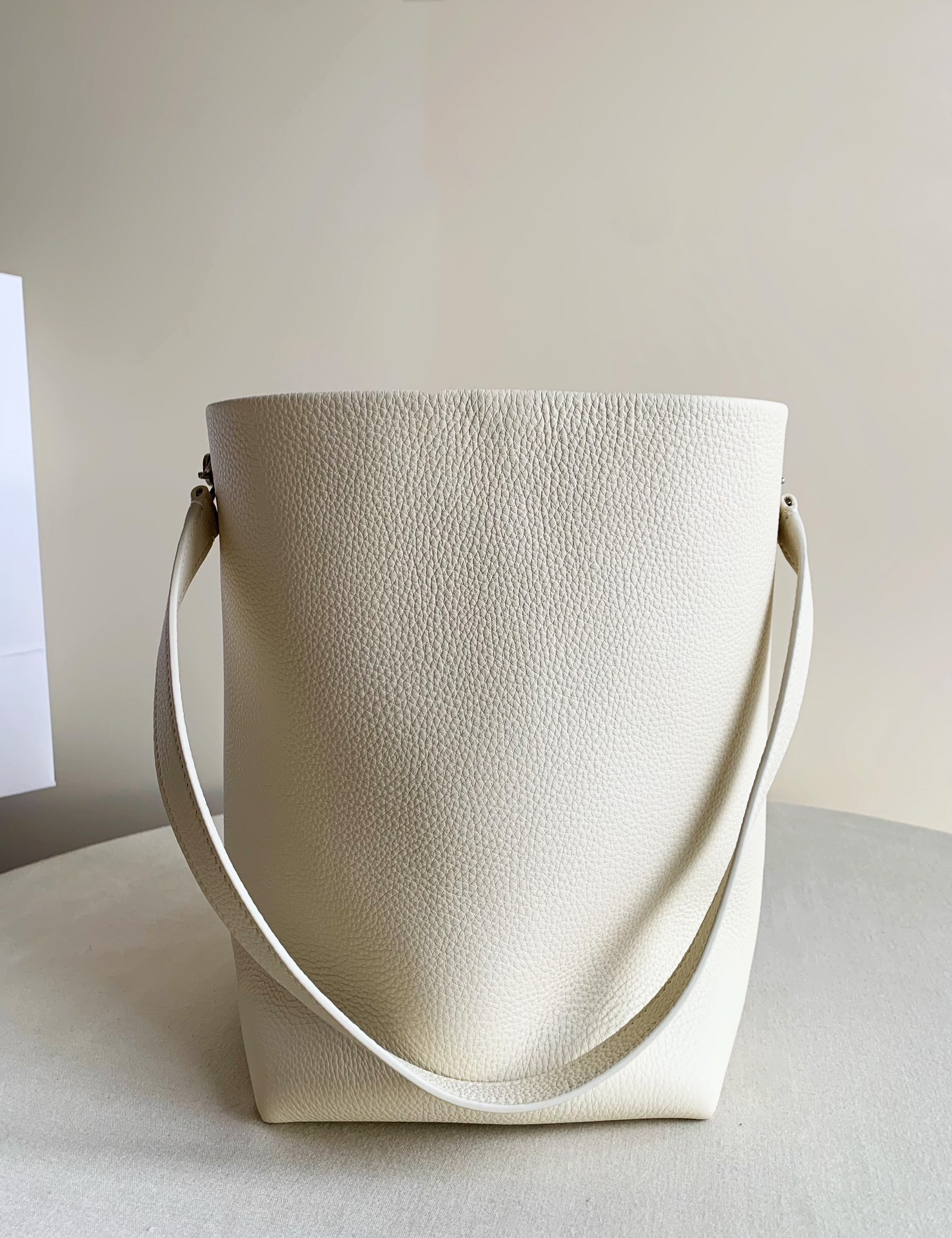 Row Park Tote 中號 金屬銀扣 白色 水桶包