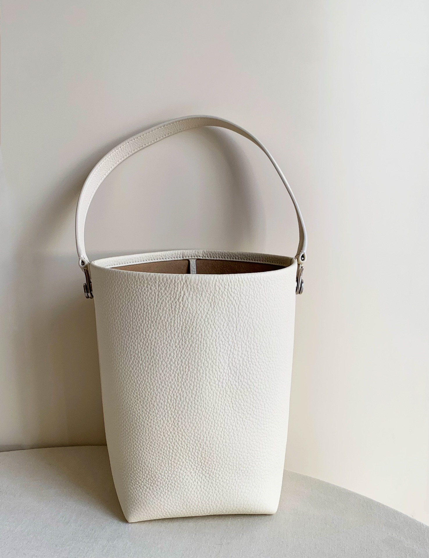 Row Park Tote 小號 金屬銀扣 白色 水桶包